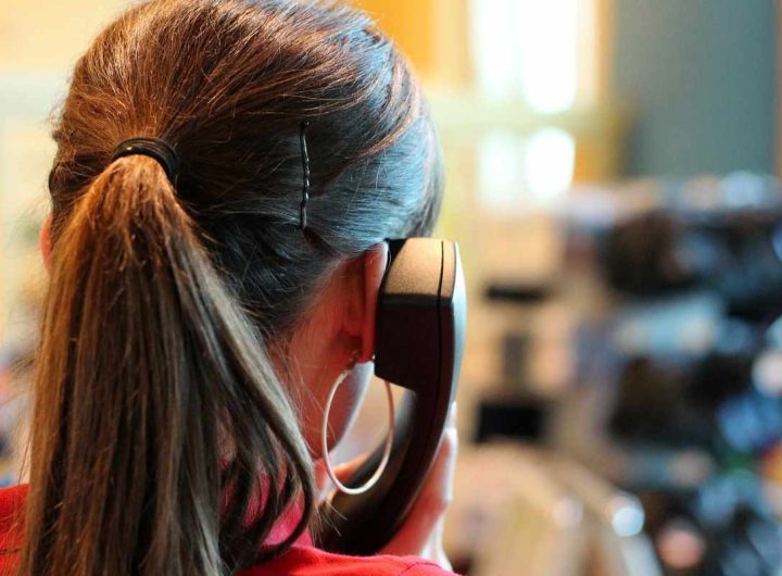 Donna al telefono