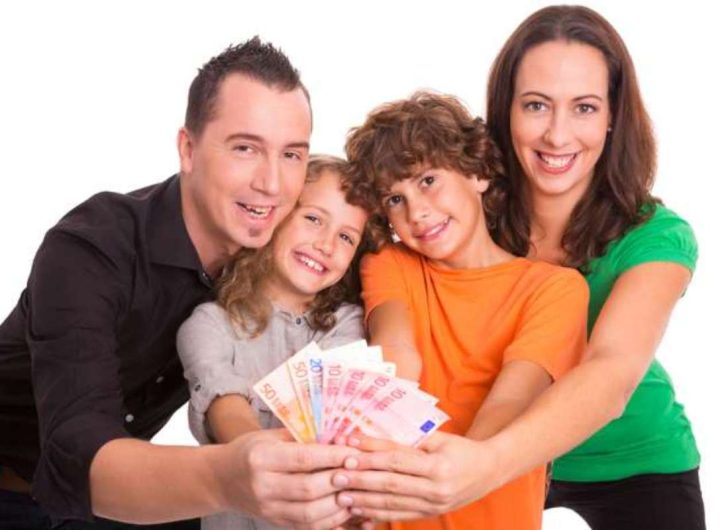 Illustrazione di una famiglia che tiene soldi in mano (Depositphotos)