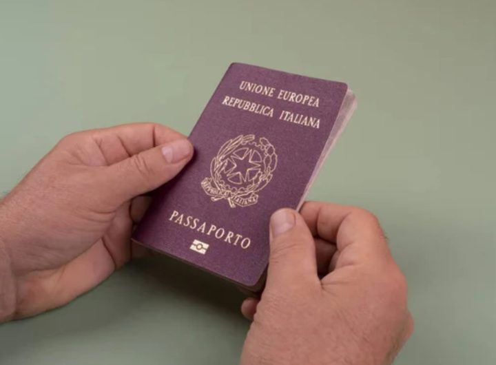Illustrazione di una persona mentre tiene il Passaporto in mano (Depositphotos FOTO)