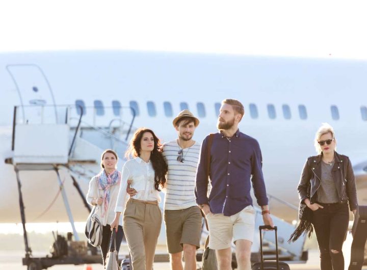 Passeggeri scendono da un aereo