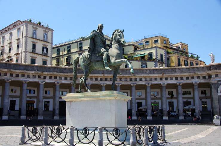 Piazza Plebiscito e la statua di Ferdinando I (Pixabay)