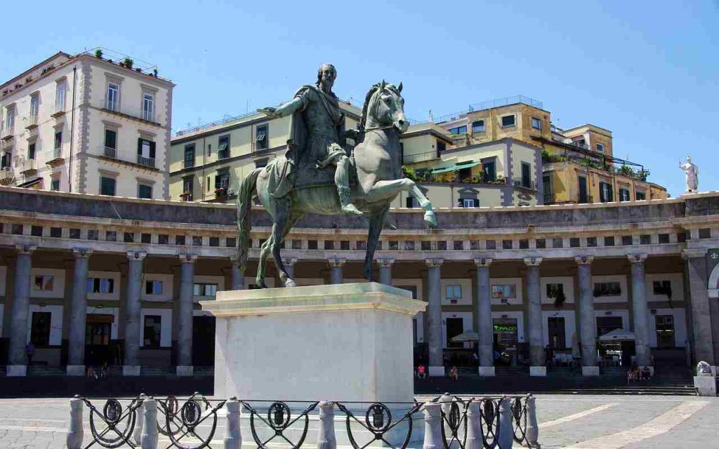 Piazza del Plebiscito a Napoli