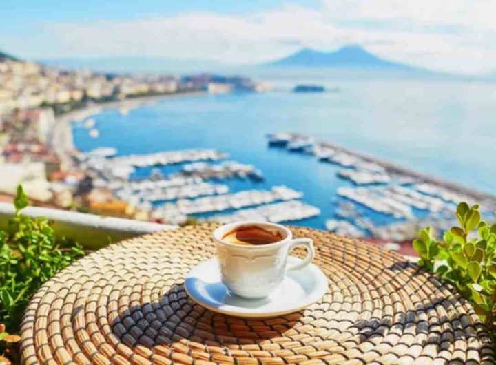 Un cafè espresso e il Golfo di Napoli (Depositphotos)