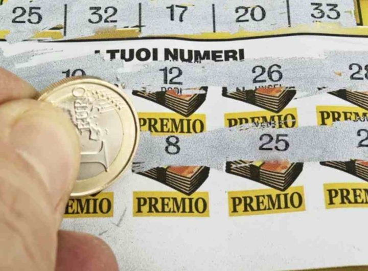 Un gratta e vinci grattato con una moneta da 1 euro (Depositphotos)