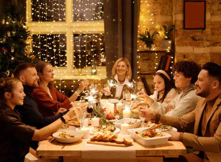 Una famiglia riunita al tavolo la Vigilia di Natale (Pexels)