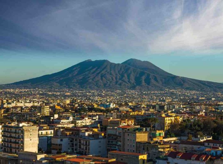 Uno scorcio su Napoli e sul Vesuvio (Pixabay)