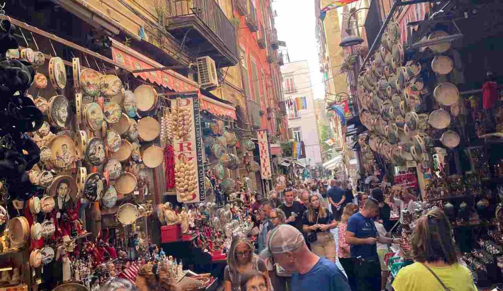 Via San Gregorio Armeno a Napoli