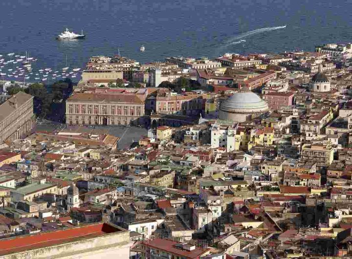 Illustrazione del centro storico di Napoli con Piazza del Plebiscito (Pixabay)