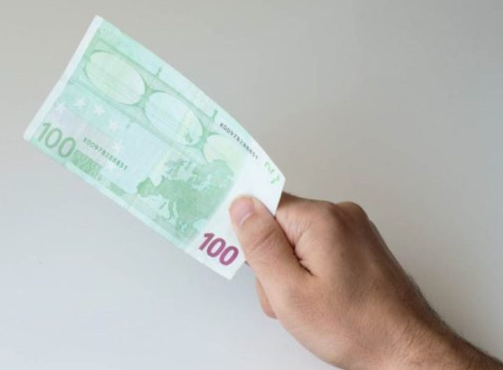 Illustrazione di una banconota da 100 euro che rappresenta il rincaro per questo 2025 (Depositphotos)