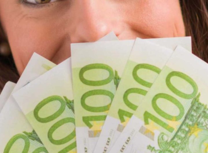 Illustrazione di una donna intenta ad investire il suo denaro (Depositphotos)