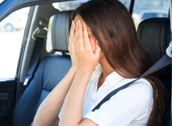 Illustrazione di una ragazza triste a cui hanno appena ritirato la patente Depositphotos