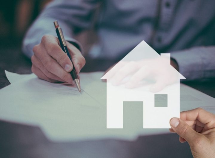 Una persona intenta a firmare la documentazione necessaria per accedere al mutuo (Pixabay)