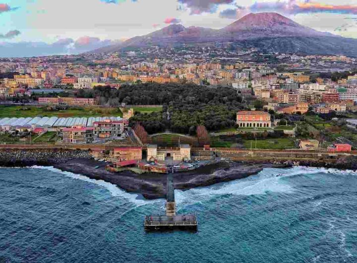 Uno scorcio su Napoli con il Vesuvio sullo sfondo (Pixabay)