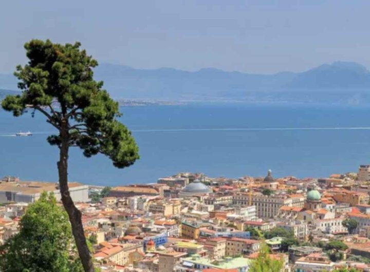 Uno scorcio su Napoli in una giornata soleggiata (Depositphotos FOTO)