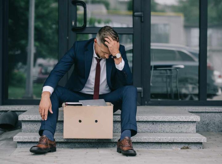 Uomo licenziato seduto davanti al posto di lavoro