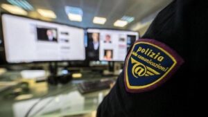 ALT: "Intervento della Polizia Postale per un caso di cyberbullismo che ha colpito un ragazzo di 13 anni, dopo insulti e minacce online."