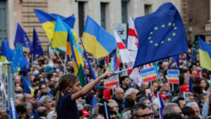 "Manifestazione a Roma con cinquantamila persone per l'Europa, Serra esorta a mantenere il contatto."