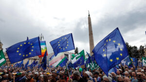 "Manifestazione a favore dell'Europa in Piazza del Popolo a Roma con oltre 30.000 partecipanti."