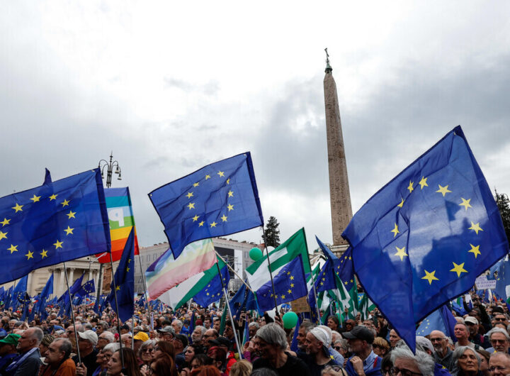 "Manifestazione a favore dell'Europa in Piazza del Popolo a Roma con oltre 30.000 partecipanti."