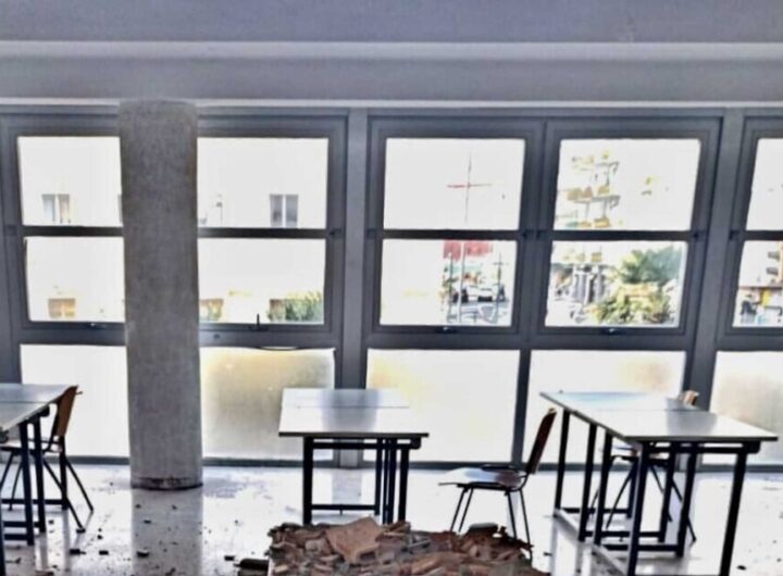 "Immagine del crollo di calcinacci in aula alla Federico II durante un esame, senza feriti ma con studenti spaventati."
