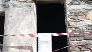 "Fermo: 22enne arrestato per omicidio premeditato dopo tentativo di incastrare la compagna con droga."