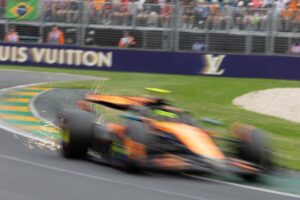 "Ferrari cerca riscatto al Gran Premio d'Australia sfidando McLaren nella gara di apertura della stagione."