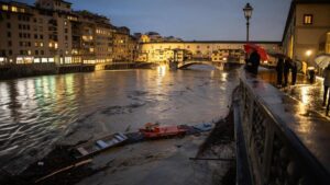 "Firenze e Toscana in allerta rossa per maltempo: esondazioni e evacuazioni in corso"