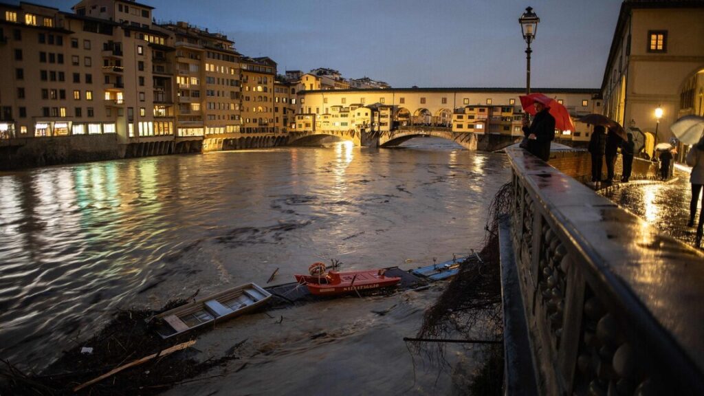 "Firenze allagata dall'Arno, Toscana in allerta rossa per emergenza allagamenti e evacuazioni."