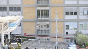 "Fedeli in attesa del saluto di Papa Francesco al piazzale del Gemelli"