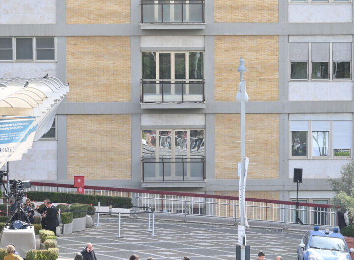"Fedeli in attesa del saluto di Papa Francesco al piazzale del Gemelli"