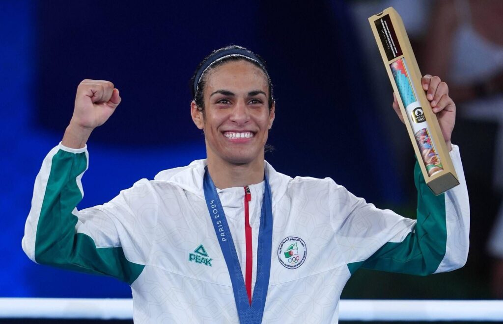 "Imane Khelif, atleta determinata, difende la sua identità mentre punta all'oro olimpico, affrontando le polemiche di Trump."