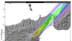 "Attività stromboliana dell'Etna monitorata dall'INGV, impatti sui voli aerei."