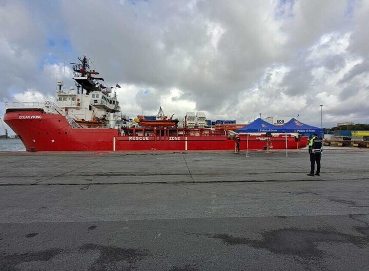 "Ocean Viking arriva a Marina di Carrara con 15 migranti soccorsi in mare."