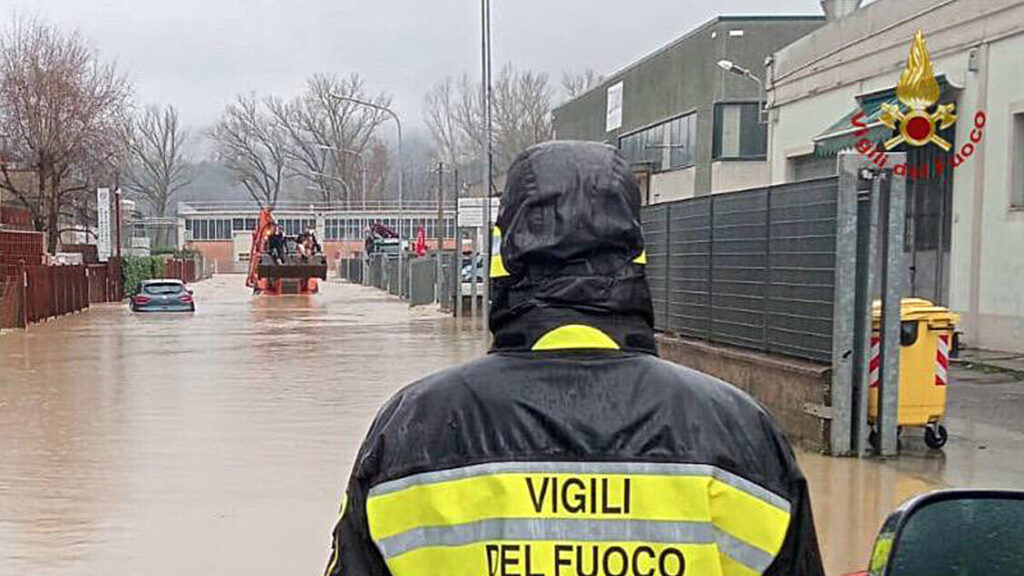 "Maltempo in Toscana: soccorsi coordinati dalla prefettura di Firenze per 14 comuni colpiti."