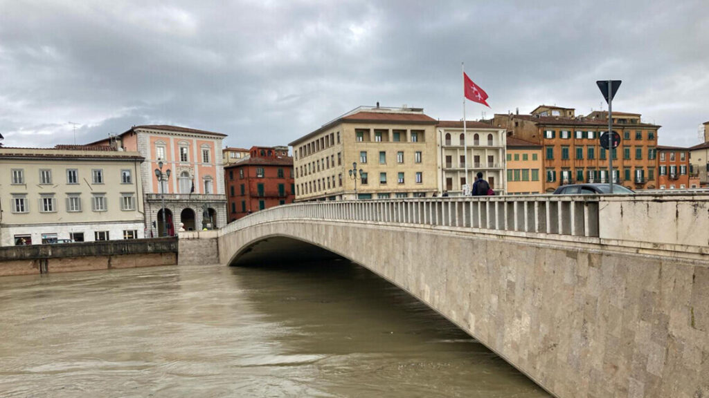 "Maltempo in Toscana: scuole e negozi chiusi, preoccupazioni per l'Arno e mobilitazione in Emilia-Romagna."