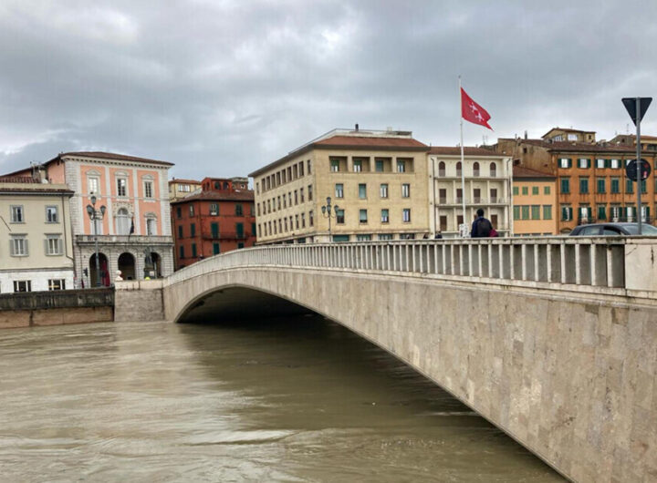 "Maltempo in Toscana: scuole e negozi chiusi, preoccupazioni per l'Arno e mobilitazione in Emilia-Romagna."