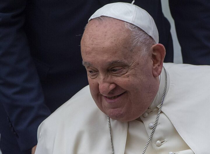"Papa Francesco lascia l'ospedale Gemelli per convalescenza a Santa Marta dopo il ricovero."