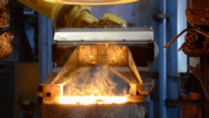 "Incidente sul lavoro: quattro vittime, il più giovane aveva 22 anni, colpito da scheggia."