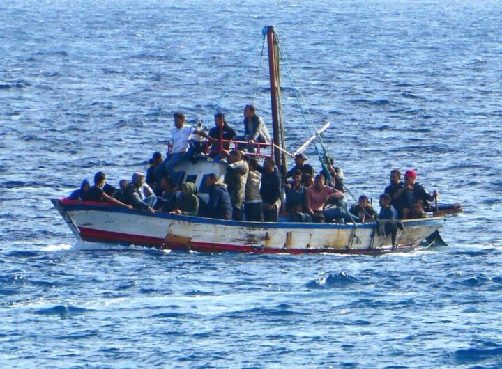 ALT: "Ricerche in corso per 40 migranti dispersi nel Canale di Sicilia dopo il naufragio."