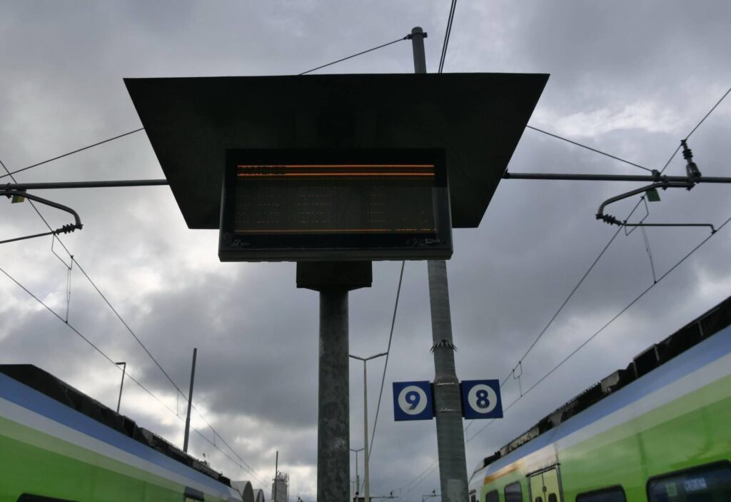 ALT: "Sciopero treni oggi: orari, servizi garantiti e informazioni utili per viaggiatori"