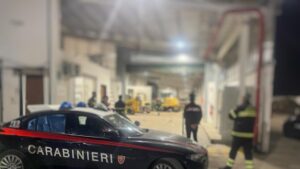 "Operaio tragicamente intrappolato in nastro trasportatore in un'industria, incidente mortale."