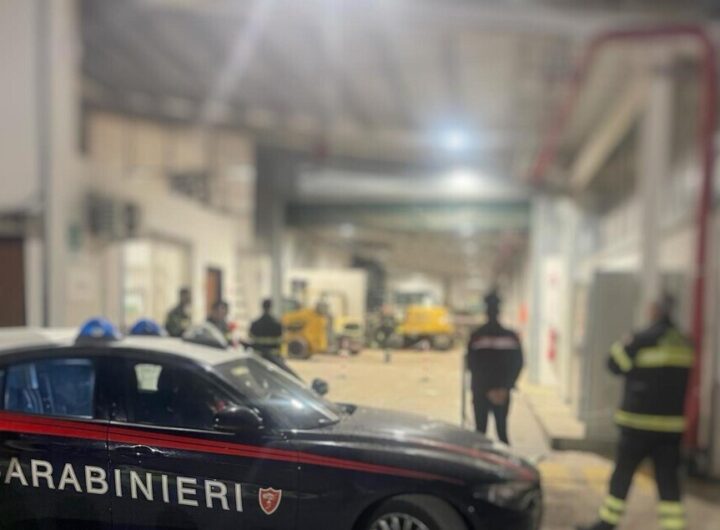 "Operaio tragicamente intrappolato in nastro trasportatore in un'industria, incidente mortale."