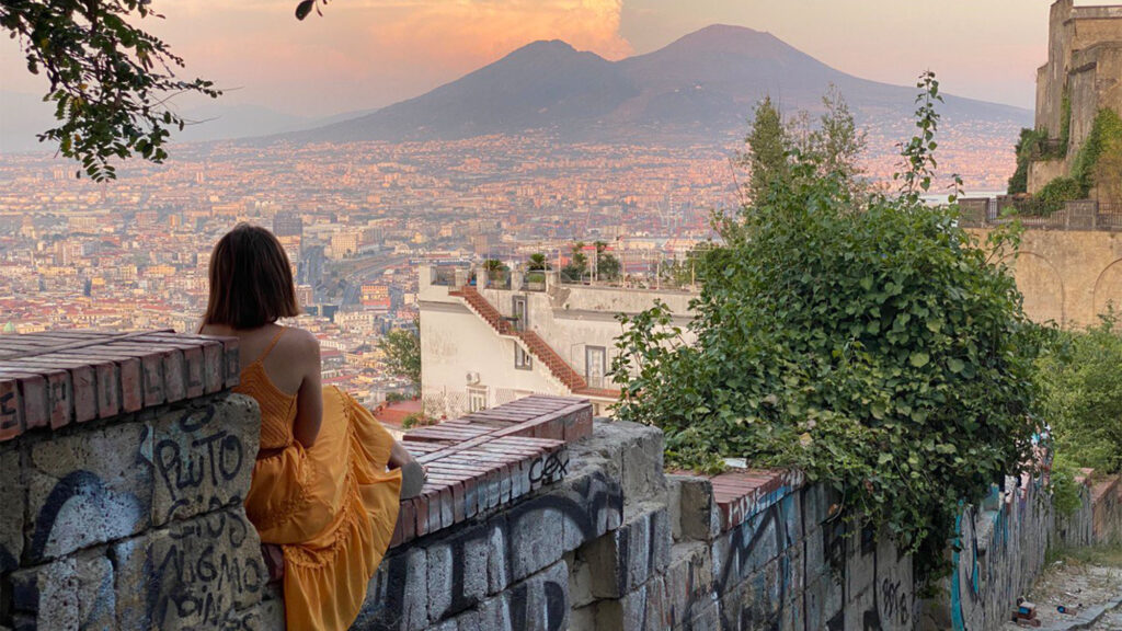 A Napoli c’è una terrazza nascosta che offre una vista sul Vesuvio talmente incredibile da sembrare un sogno a occhi aperti - Ilvaporetto.com