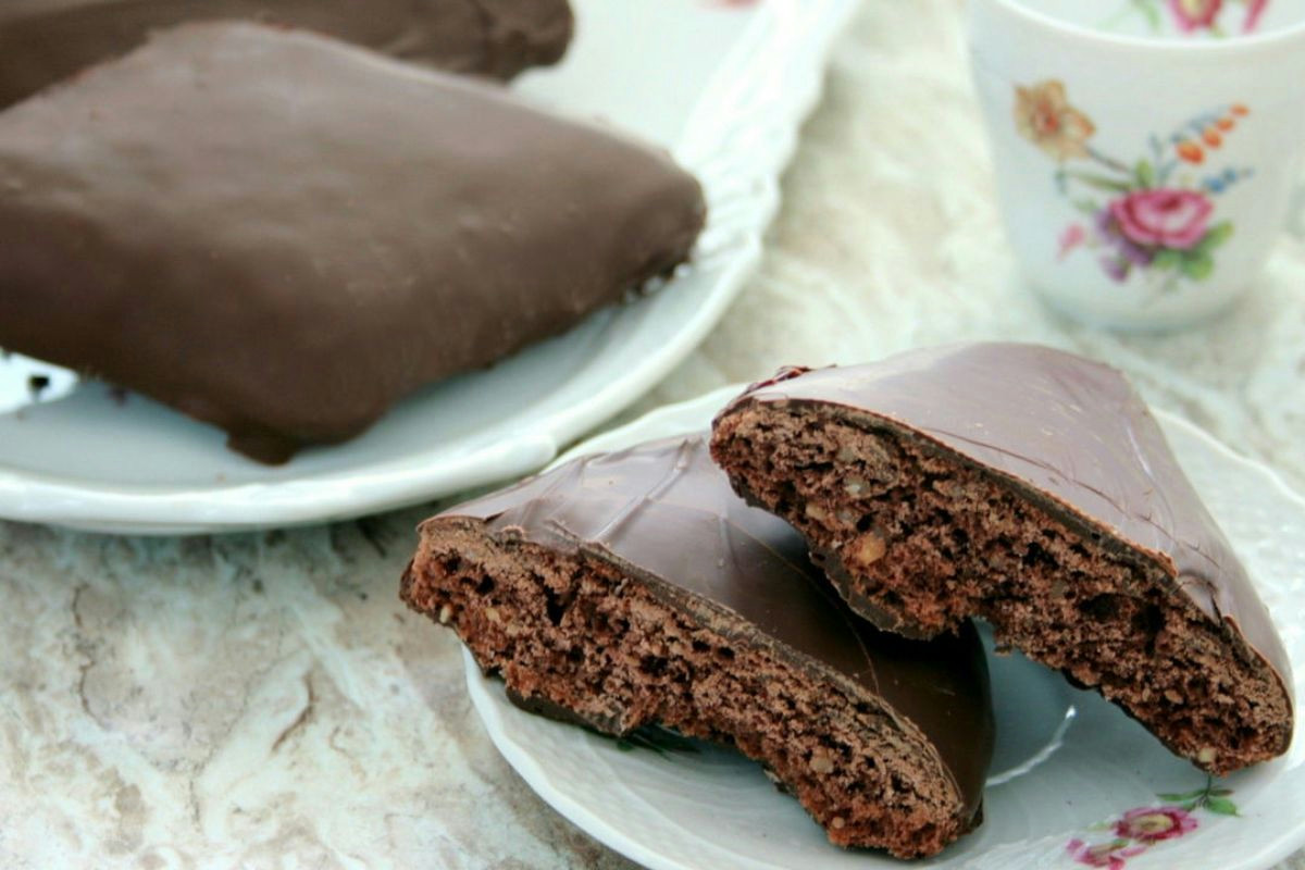 Mostaccioli napoletani: dolci di Natale speziati al cacao con arancia e mandorle dal sapore autentico