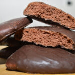 Mostaccioli napoletani: dolci di Natale speziati al cacao con arancia e mandorle dal sapore autentico