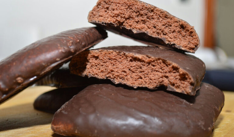 Mostaccioli napoletani: dolci di Natale speziati al cacao con arancia e mandorle dal sapore autentico