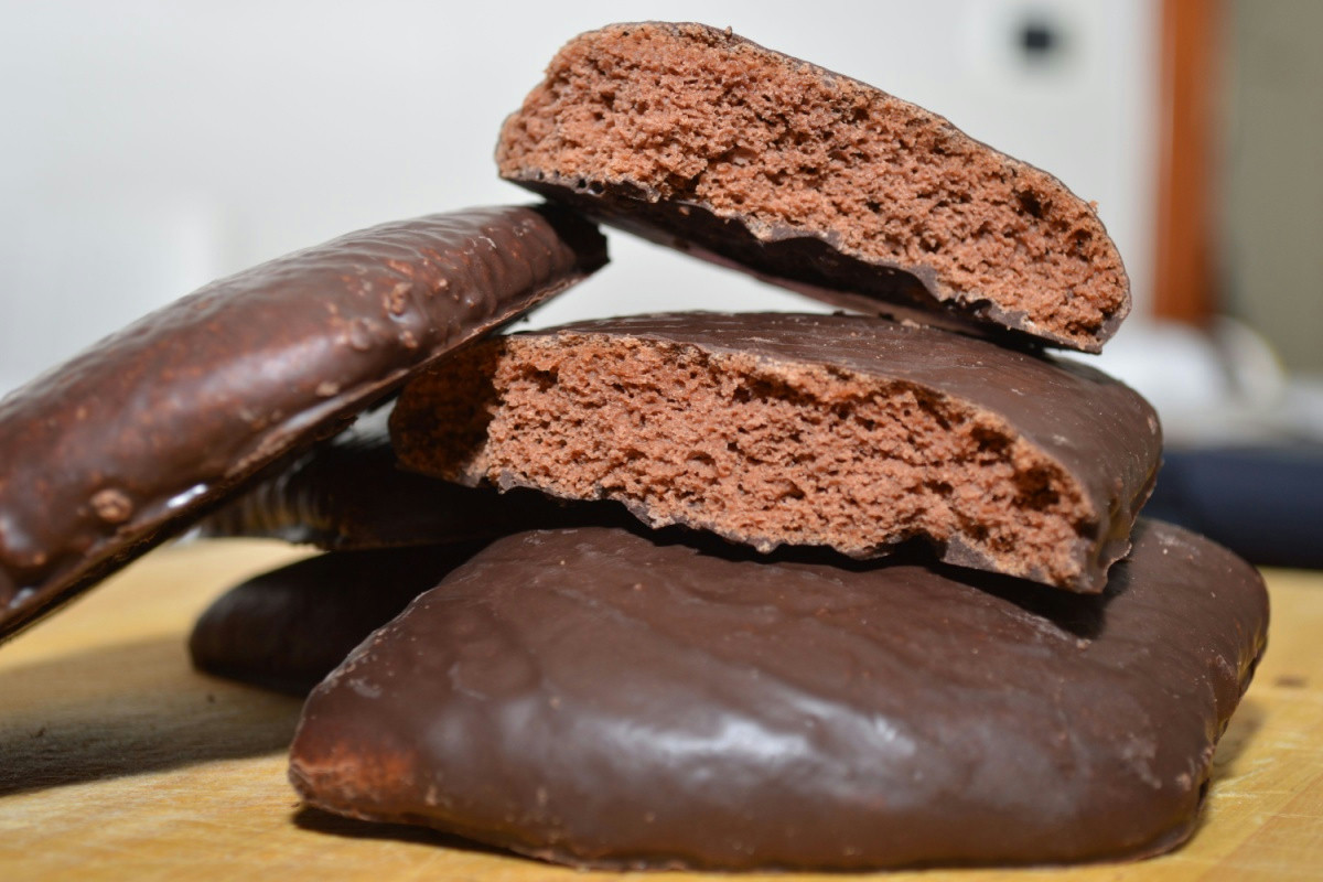 Mostaccioli napoletani: dolci di Natale speziati al cacao con arancia e mandorle dal sapore autentico