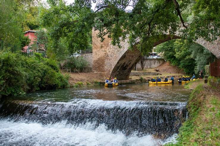 Il posto segreto vicino Roma che sembra un paradiso: riapre Subiaco e il rafting sull’Aniene conquista tutti