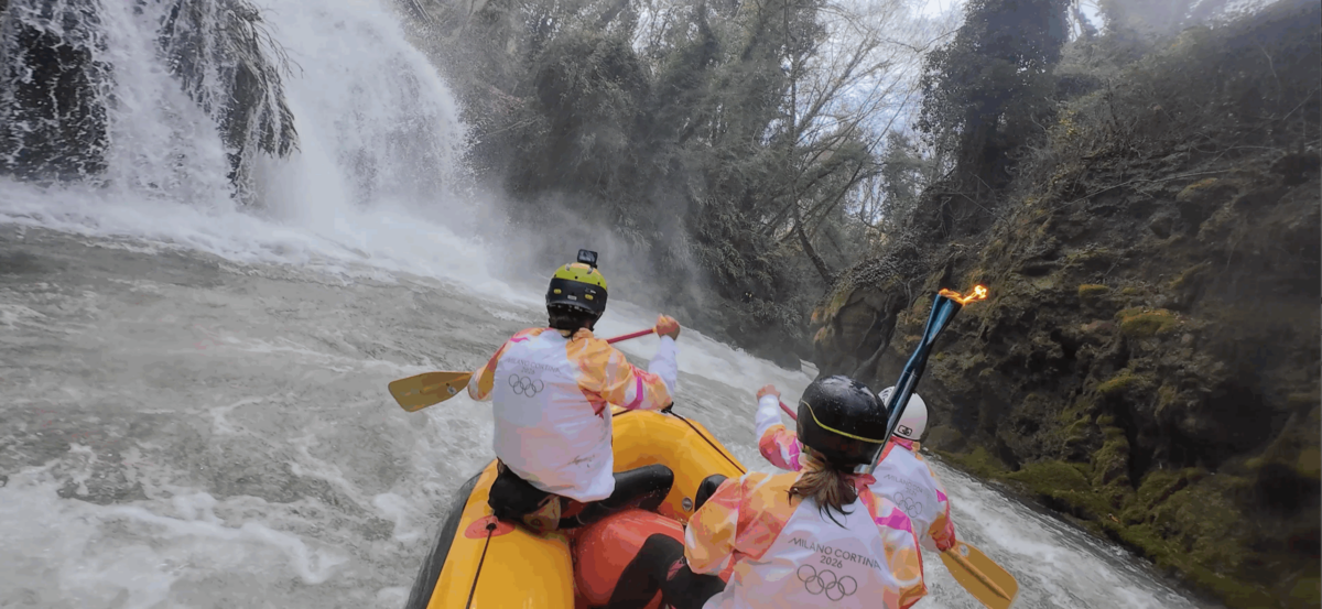 Spettacolo alla Cascata delle Marmore: la torcia olimpica ha sfidato ieri le rapide del Nera