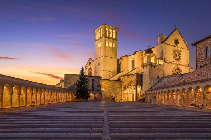 Assisi, arriva la mostra sui Templari: esposta la copia della Sacra Sindone